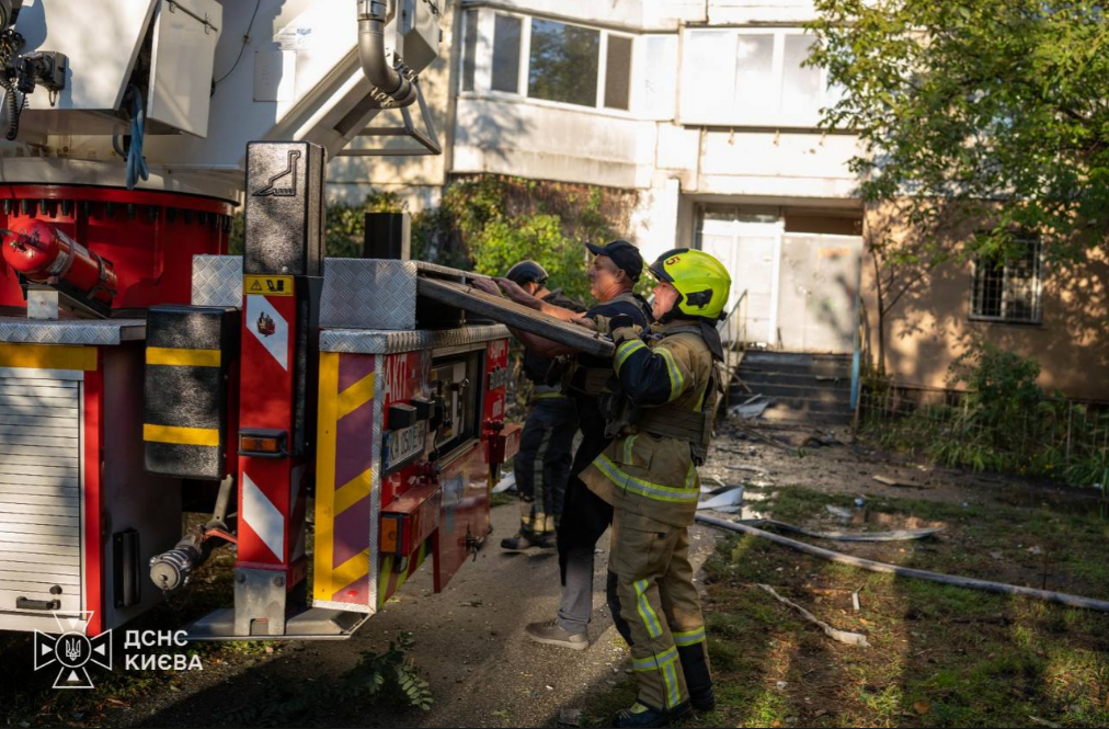 Рятувальники показали наслідки нових ударів Росії по Києву (фото та відео)